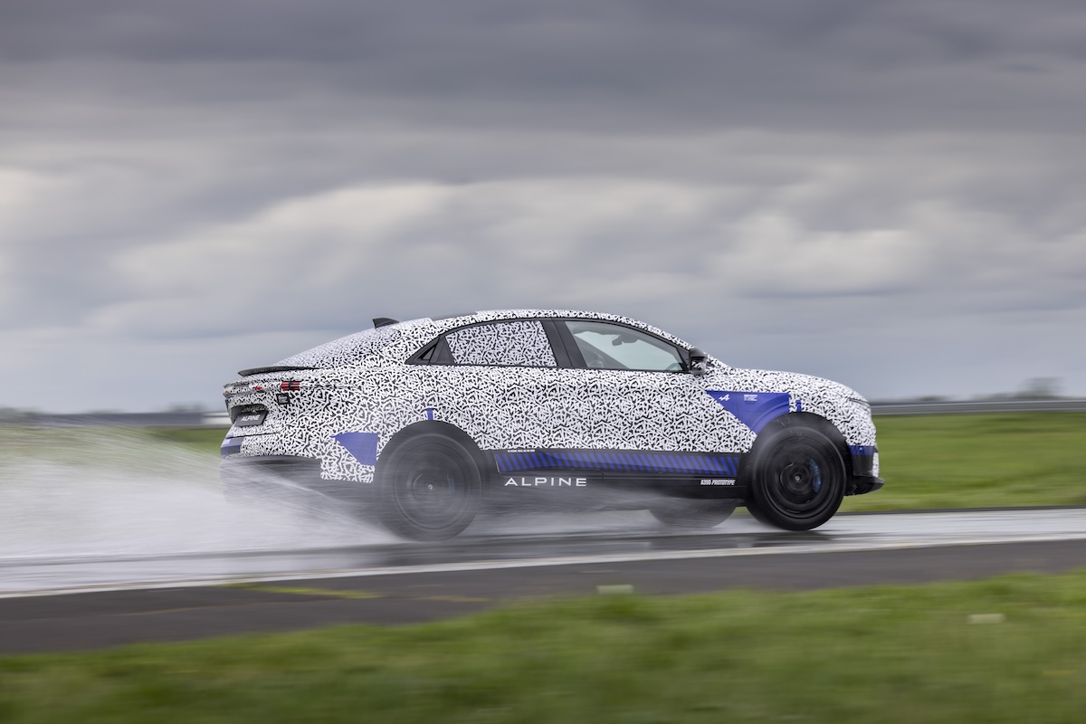 Alpine A390: la sport fastback elettrica che porta su strada l’agilità della A110 e spazio per cinque