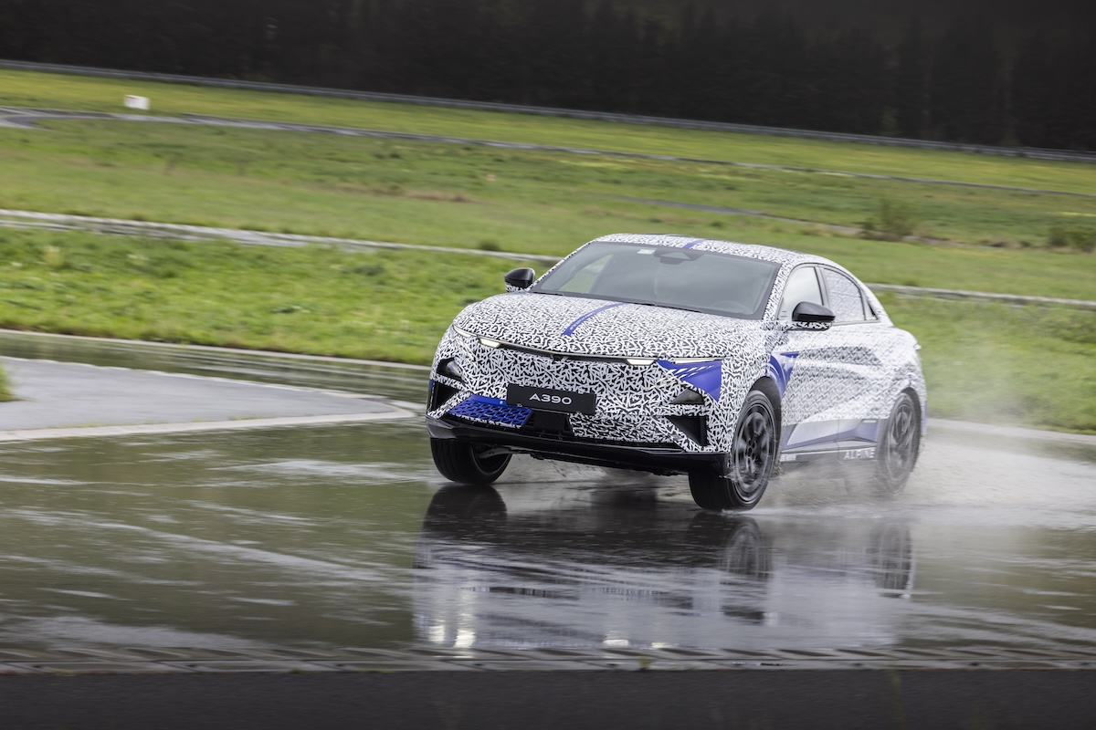 Alpine A390: la sport fastback elettrica che porta su strada l’agilità della A110 e spazio per cinque