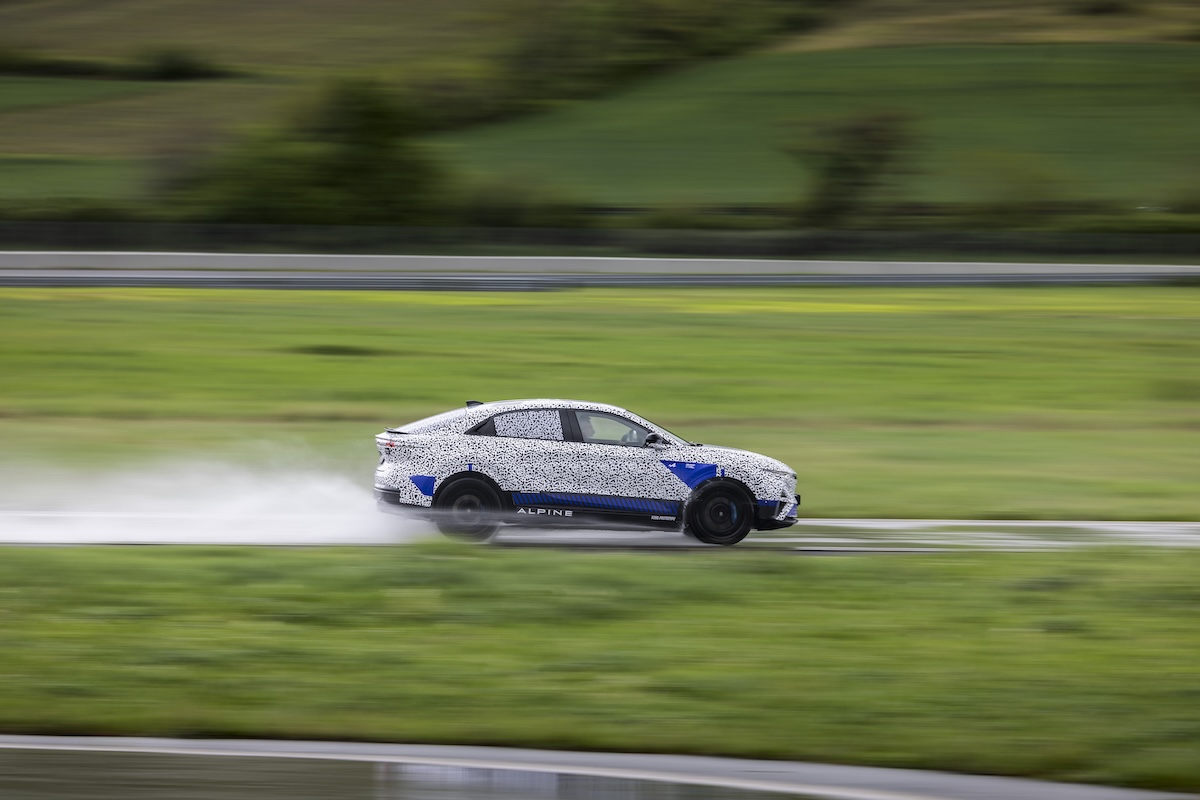Alpine A390: la sport fastback elettrica che porta su strada l’agilità della A110 e spazio per cinque