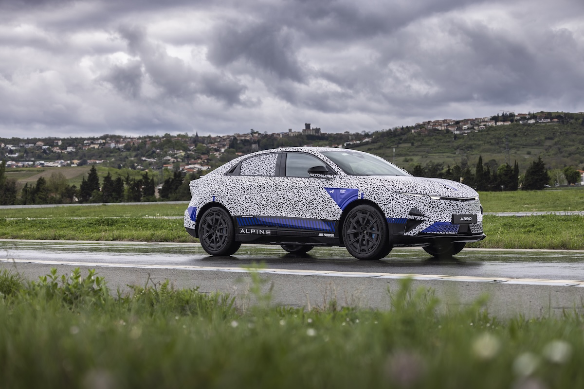 Alpine A390: la sport fastback elettrica che porta su strada l’agilità della A110 e spazio per cinque