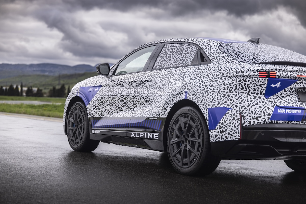 Alpine A390: la sport fastback elettrica che porta su strada l’agilità della A110 e spazio per cinque