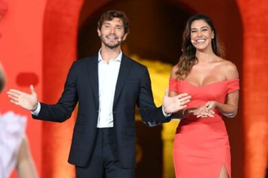 Affari Tuoi, la stoccata di Stefano De Martino a Belen: “Non ho ancora finito di pagare il matrimonio”