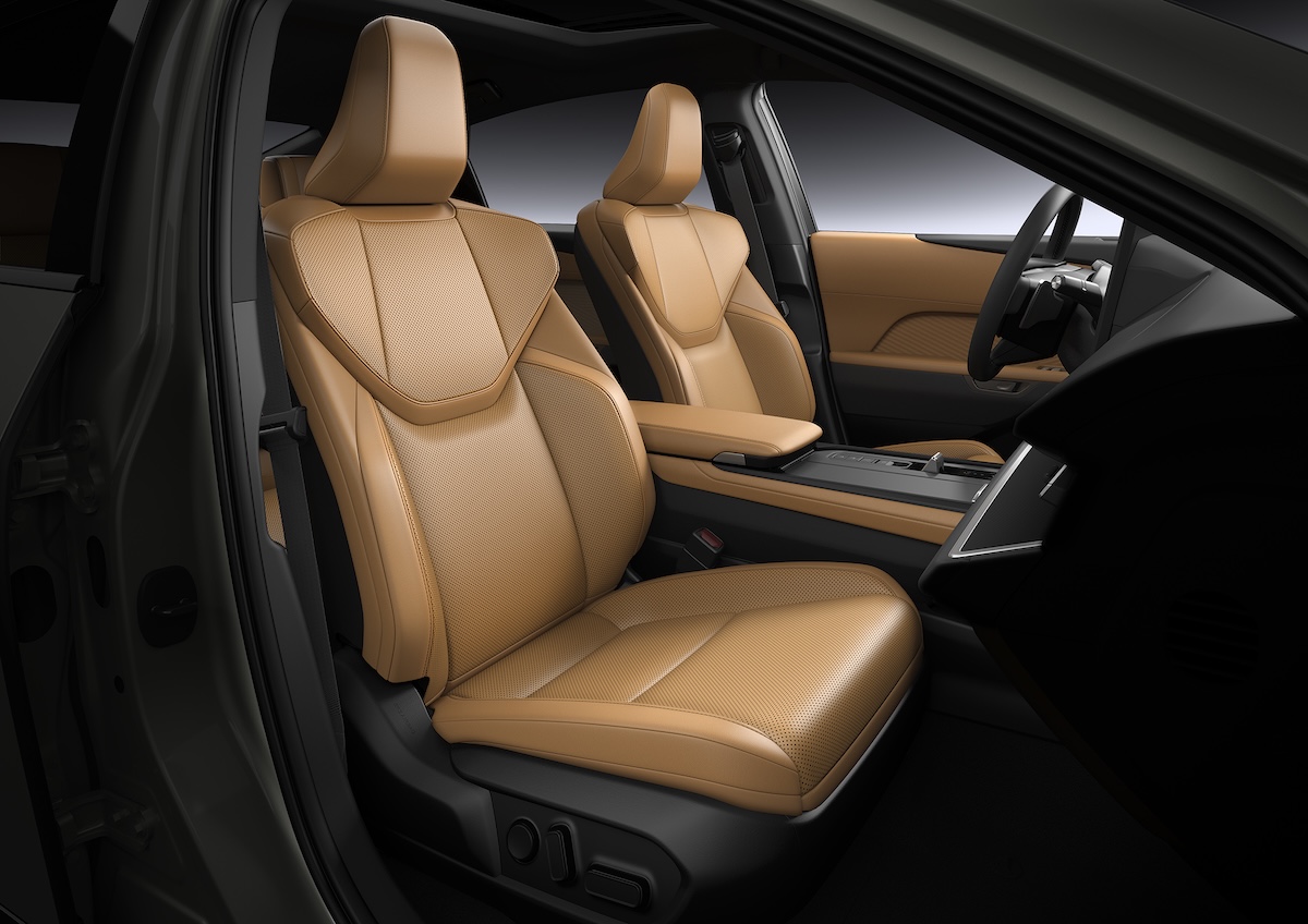 Nuova Lexus ES 2026: debutta la berlina di lusso tra design, tecnologia e motori ibridi ed elettrici