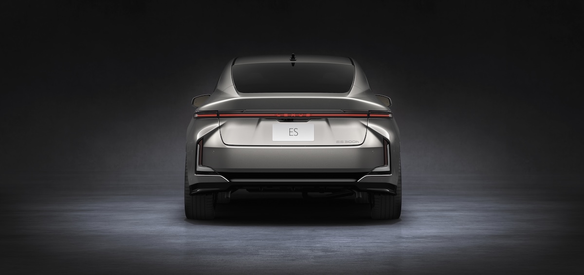 Nuova Lexus ES 2026: debutta la berlina di lusso tra design, tecnologia e motori ibridi ed elettrici