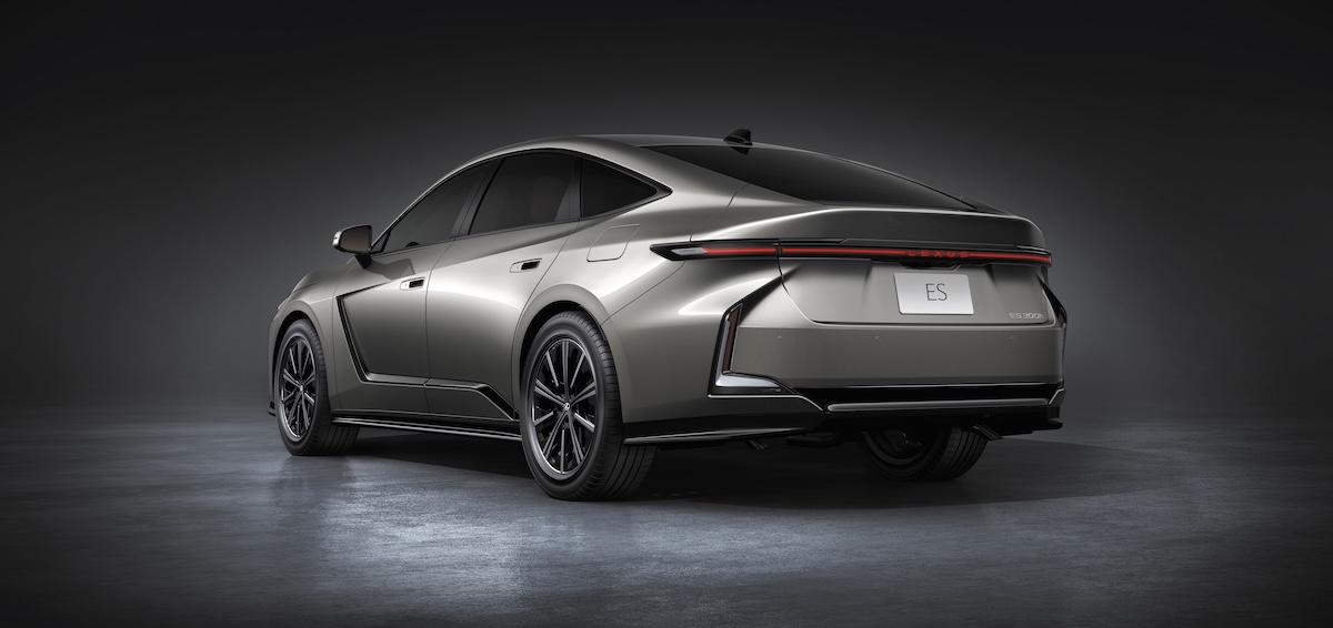 Nuova Lexus ES 2026: debutta la berlina di lusso tra design, tecnologia e motori ibridi ed elettrici