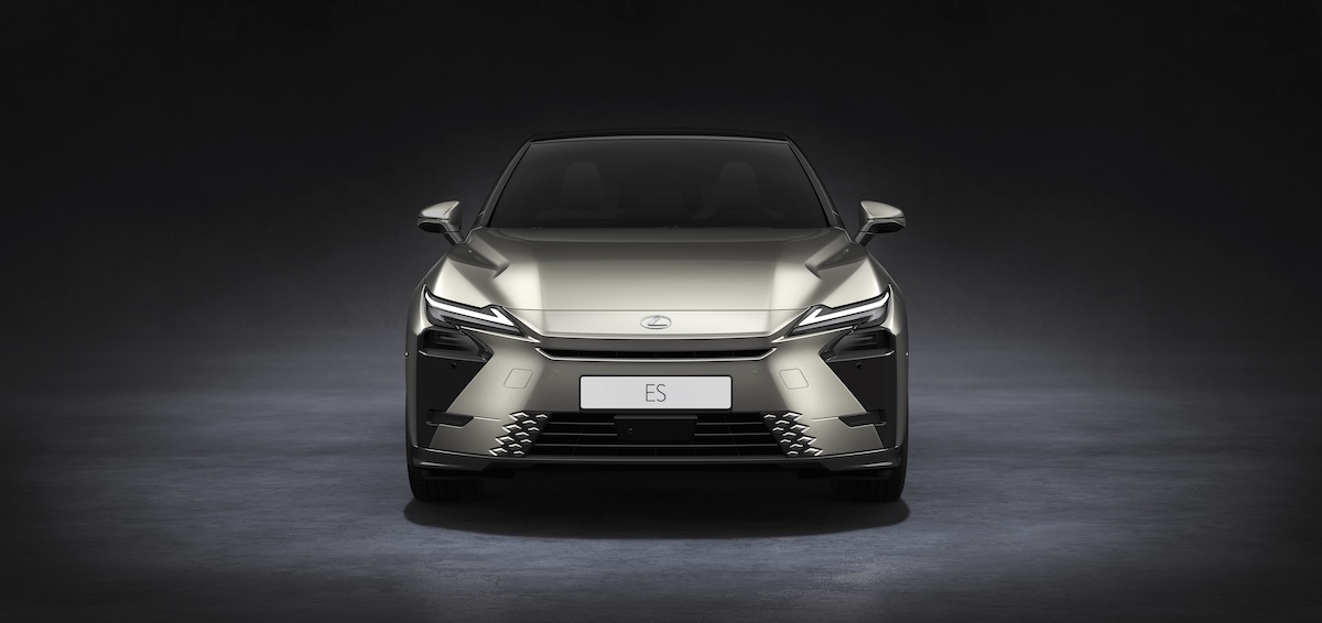 Nuova Lexus ES 2026: debutta la berlina di lusso tra design, tecnologia e motori ibridi ed elettrici