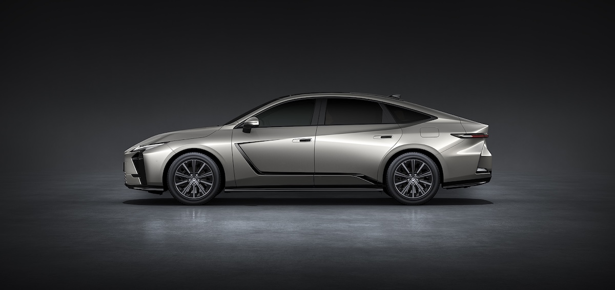 Nuova Lexus ES 2026: debutta la berlina di lusso tra design, tecnologia e motori ibridi ed elettrici
