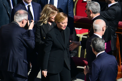 Dazi e Ucraina, Trump ha stoppato l’attivismo di Macron. Meloni soddisfatta, è lei l’anello di collegamento con gli Usa