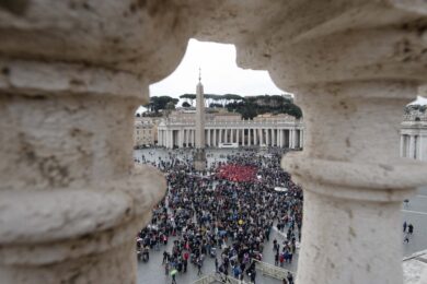 Conclave, persi due votanti. I cardinali tornano a riunirsi: “7 maggio l’inizio”. “Sarà lungo perché…”