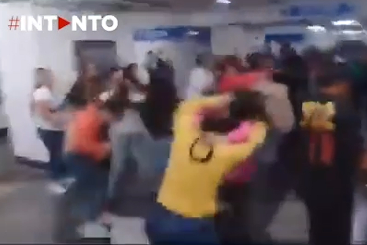 Blackout Spagna, disordini nella metropolitana: risse, litigi e intervento delle forze dell’ordine Blackout Spagna, disordini nella metropolitana: risse, litigi e intervento delle forze dell’ordine