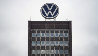 Volkswagen parte col freno tirato: utili giù del 41%. Nessuna retromarcia sulla guidance nonostante i dazi di Trump