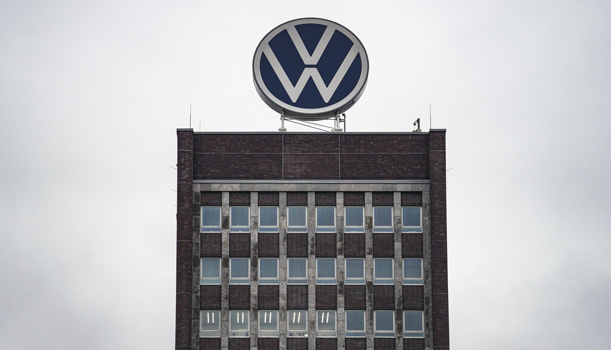 Volkswagen parte col freno tirato: utili giù del 41%. Nessuna retromarcia sulla guidance nonostante i dazi di Trump Volkswagen parte col freno tirato: utili giù del 41%. Nessuna retromarcia sulla guidance nonostante i dazi di Trump