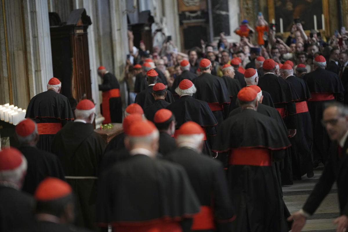Conclave, i cardinali beccati con le liste dei papabili. “Durerà massimo tre giorni” Conclave, i cardinali beccati con le liste dei papabili. “Durerà massimo tre giorni”