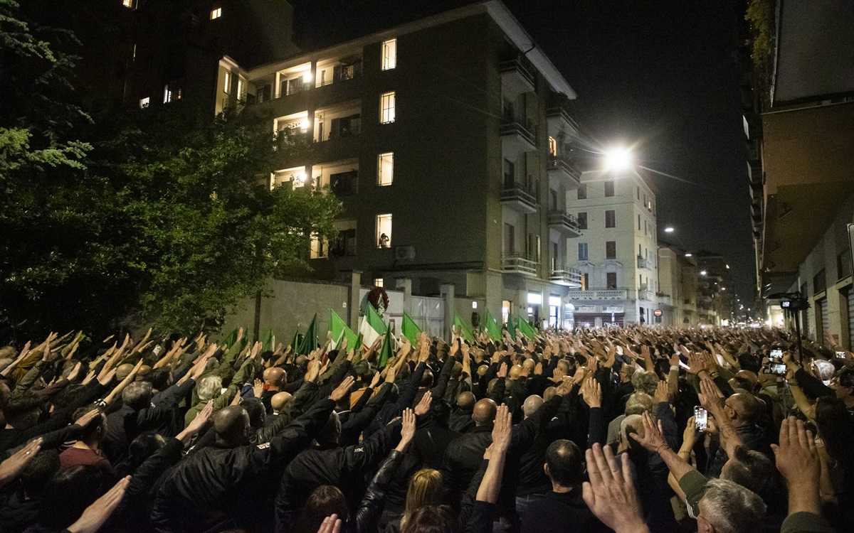 Saluti romani al corteo della destra per Ramelli a Milano. Ma qualcuno ha suonato “Bella ciao”… Saluti romani al corteo della destra per Ramelli a Milano. Ma qualcuno ha suonato “Bella ciao”…