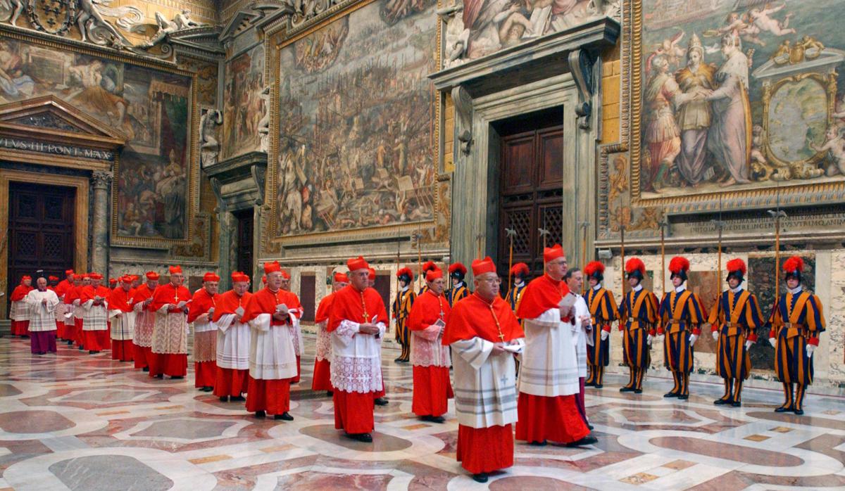 Conclave, chi sono i cardinali che eleggeranno il nuovo Papa (che è già tra di loro) Conclave, chi sono i cardinali che eleggeranno il nuovo Papa (che è già tra di loro)