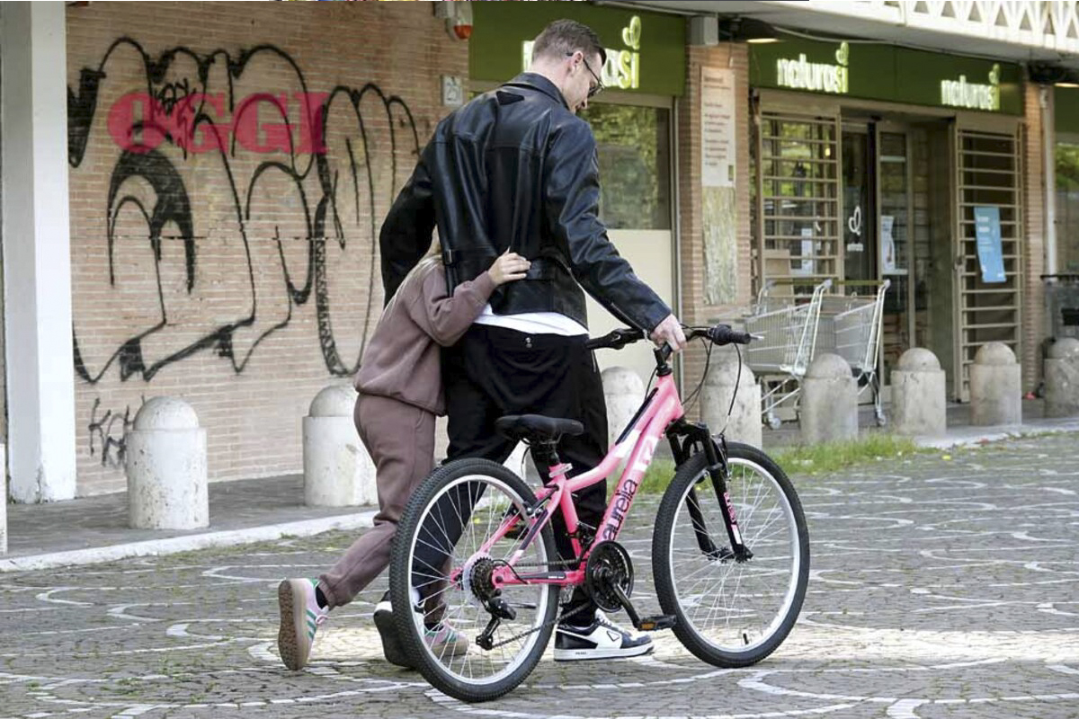 Ilary Blasi-Bastian Muller, prove di famiglia di allargata: dal giro in bici con Isabel al mazzo di fiori