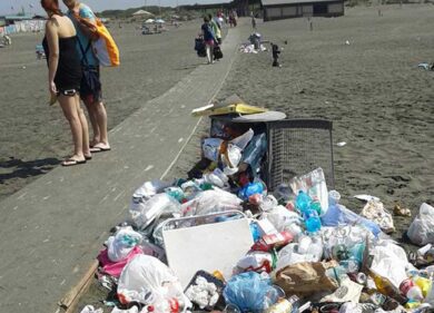 Mare di Roma, Ostia discarica: acqua cristallina e spiagge sporche e senza servizi minimi
