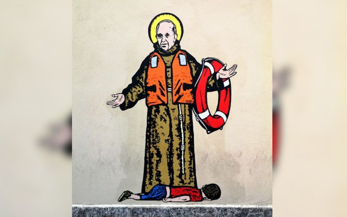 Papa Francesco e il piccolo migrante annegato: il murale a Milano Papa Francesco e il piccolo migrante annegato: il murale a Milano