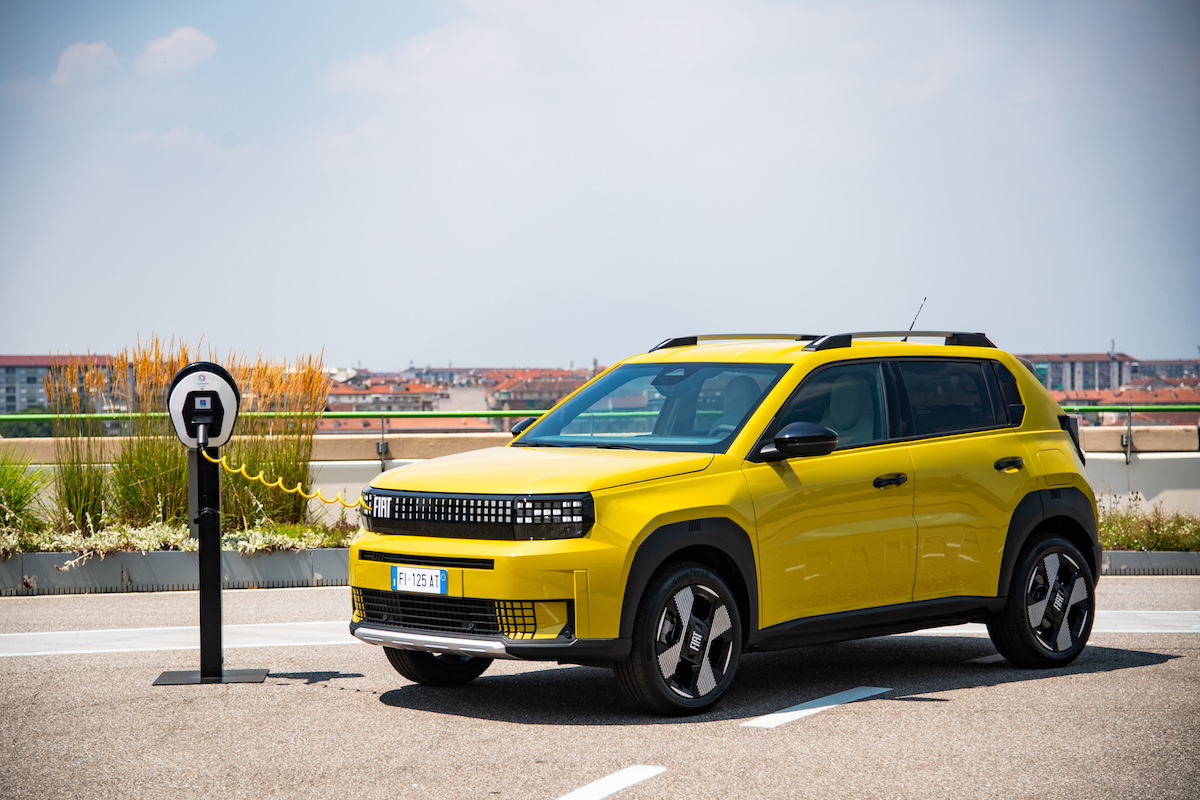 Auto elettriche in Italia: immatricolazioni a +82% nel 2025, ma il ritardo rispetto all’Europa pesa Auto elettriche in Italia: immatricolazioni a +82% nel 2025, ma il ritardo rispetto all’Europa pesa