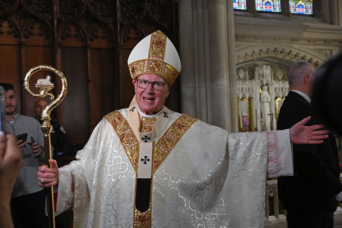 Trump vestito da Papa: i vescovi di New York: “Non ci faccia il verso”. Lo molla il preferito Timothy Dolan
