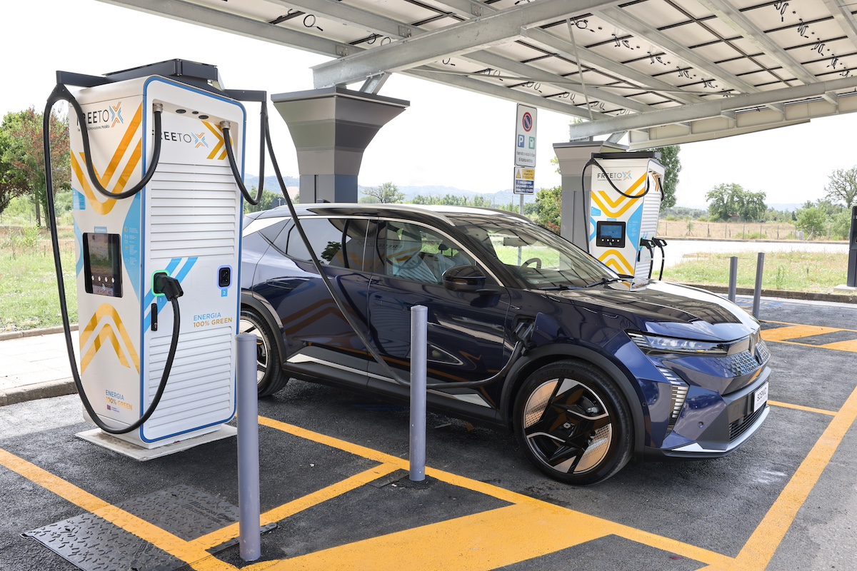 Auto elettriche in Italia: immatricolazioni a +82% nel 2025, ma il ritardo rispetto all’Europa pesa Auto elettriche in Italia: immatricolazioni a +82% nel 2025, ma il ritardo rispetto all’Europa pesa