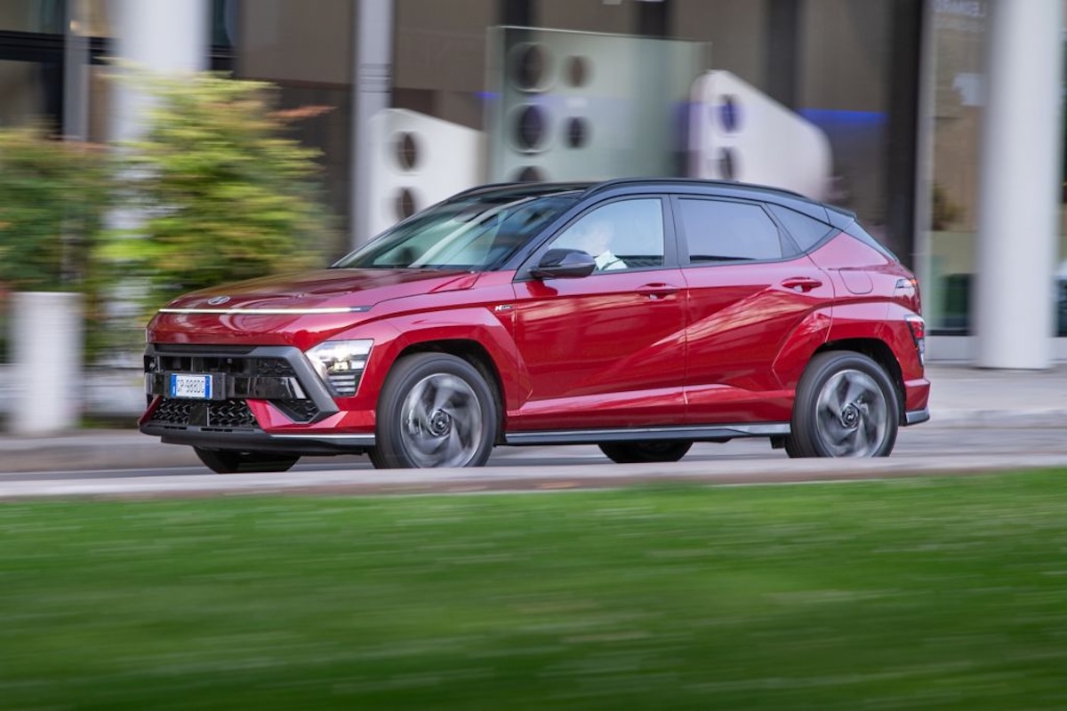 Nuova Hyundai KONA 2025: benzina, mild-hybrid e full-hybrid per ogni esigenza di mobilità Nuova Hyundai KONA 2025: benzina, mild-hybrid e full-hybrid per ogni esigenza di mobilità