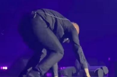Guè, occhio alla botola nascosta. Il rapper cade durante il concerto al Forum di Milano. VIDEO