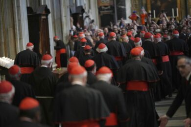 Al Conclave tutti i nodi vengono al pettine, da Becciu ai veleni sulla salute di Parolin: sarà una battaglia a colpi di fumate nere 
