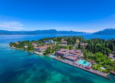 Sirmione come Roccaraso, il video dell’invasione di turisti: scatta la lite per entrare nel borgo