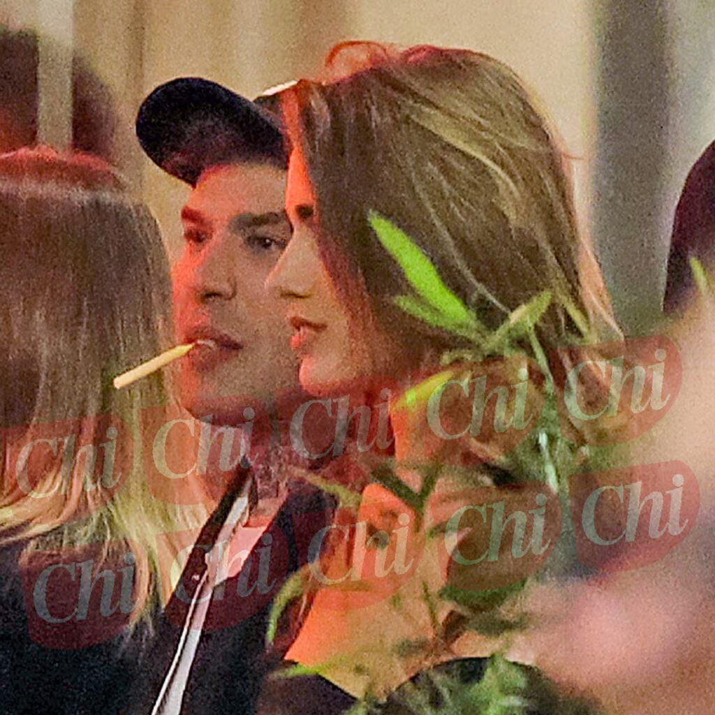 Fedez sta incollato a Clara, ma lei non sembra apprezzare le attenzioni: cosa succede al nuovo duo musicale del momento Fedez sta incollato a Clara, ma lei non sembra apprezzare le attenzioni: cosa succede al nuovo duo musicale del momento