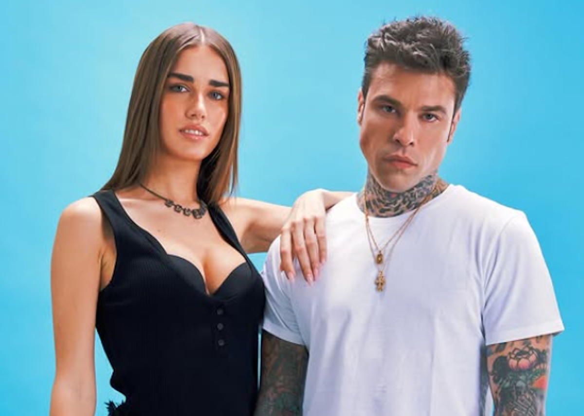 Fedez sta incollato a Clara, ma lei non sembra apprezzare le attenzioni: cosa succede al nuovo duo musicale del momento Fedez sta incollato a Clara, ma lei non sembra apprezzare le attenzioni: cosa succede al nuovo duo musicale del momento