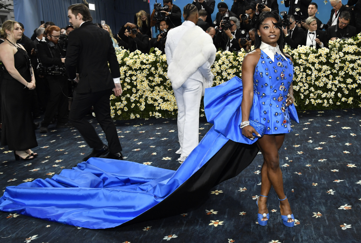 Met Gala 2025, da Rihanna col pancione a Madonna in smoking bianco: tutti i look delle star in passerella Met Gala 2025, da Rihanna col pancione a Madonna in smoking bianco: tutti i look delle star in passerella