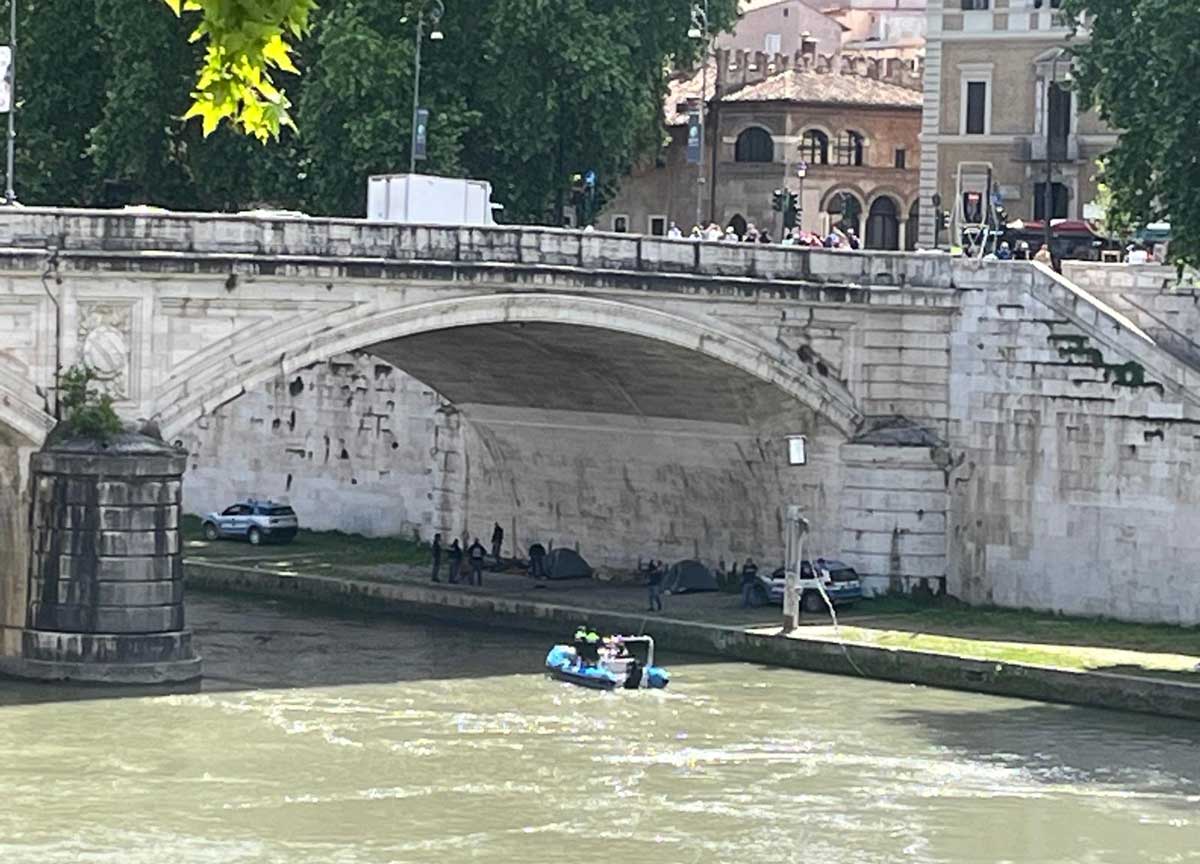 C’è il Conclave, Polizia e Vigili Urbani “ripuliscono” le sponde del Tevere dai clochard C’è il Conclave, Polizia e Vigili Urbani “ripuliscono” le sponde del Tevere dai clochard