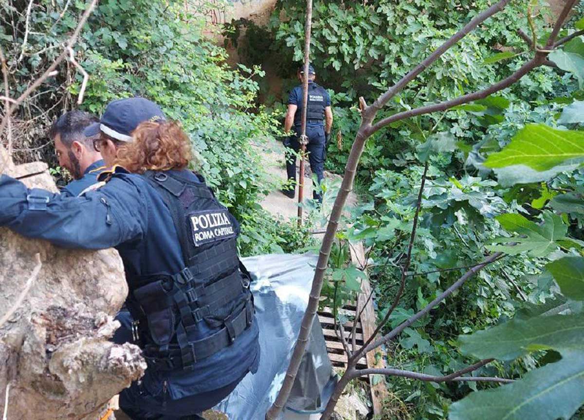 C’è il Conclave, Polizia e Vigili Urbani “ripuliscono” le sponde del Tevere dai clochard C’è il Conclave, Polizia e Vigili Urbani “ripuliscono” le sponde del Tevere dai clochard