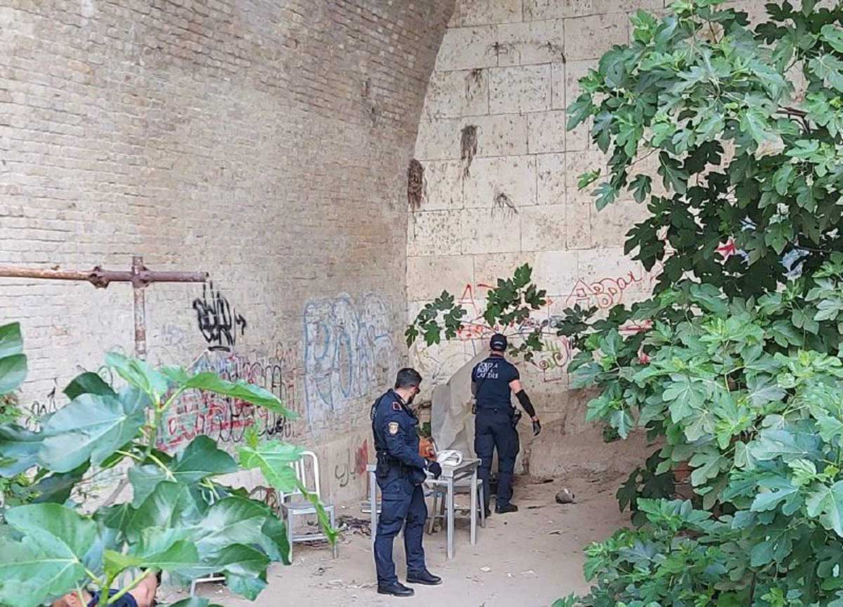 C’è il Conclave, Polizia e Vigili Urbani “ripuliscono” le sponde del Tevere dai clochard C’è il Conclave, Polizia e Vigili Urbani “ripuliscono” le sponde del Tevere dai clochard