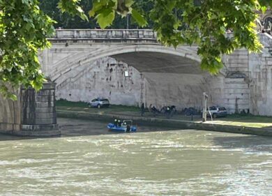 C’è il Conclave, Polizia e Vigili Urbani “ripuliscono” le sponde del Tevere dai clochard