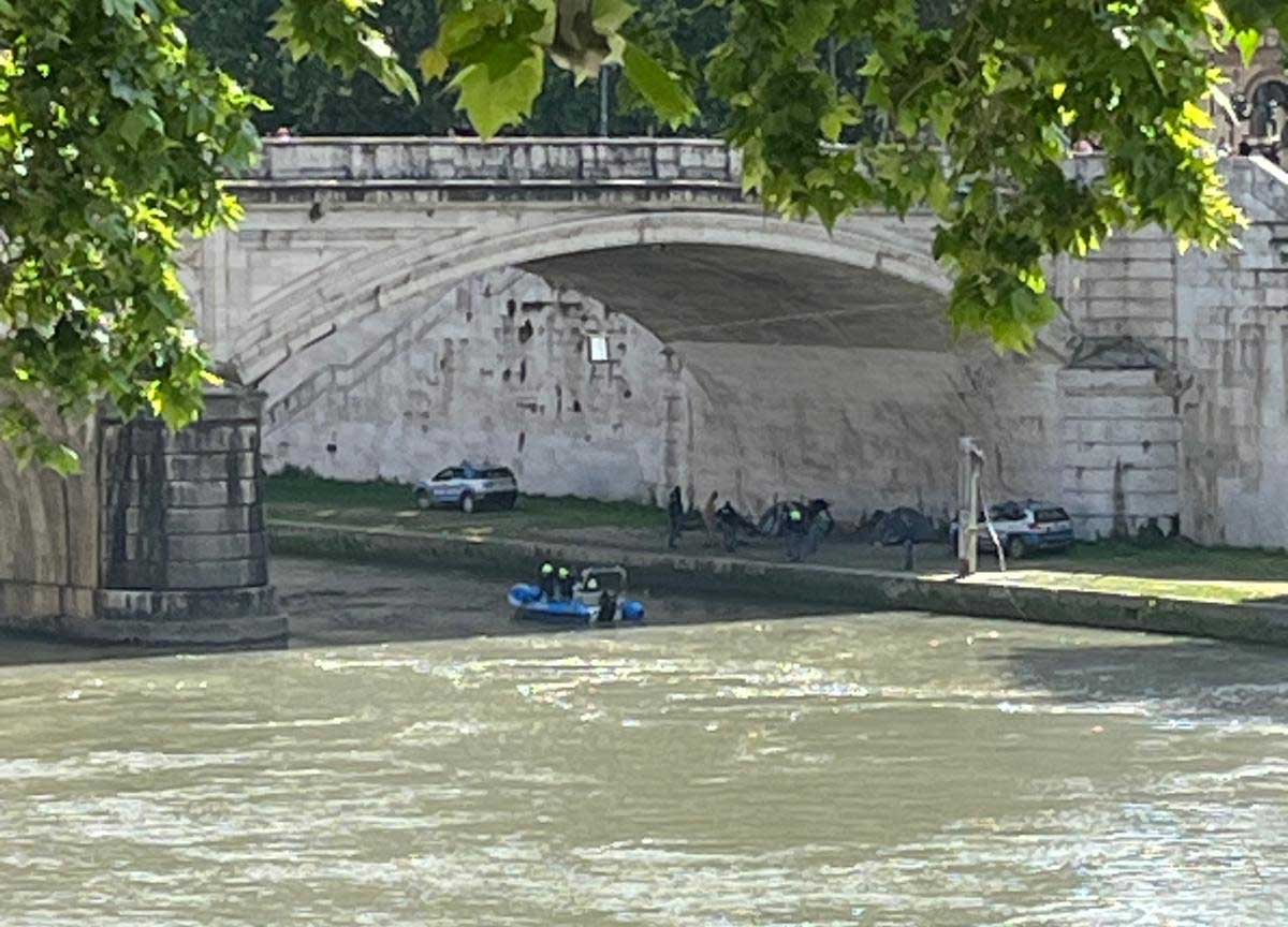 C’è il Conclave, Polizia e Vigili Urbani “ripuliscono” le sponde del Tevere dai clochard C’è il Conclave, Polizia e Vigili Urbani “ripuliscono” le sponde del Tevere dai clochard