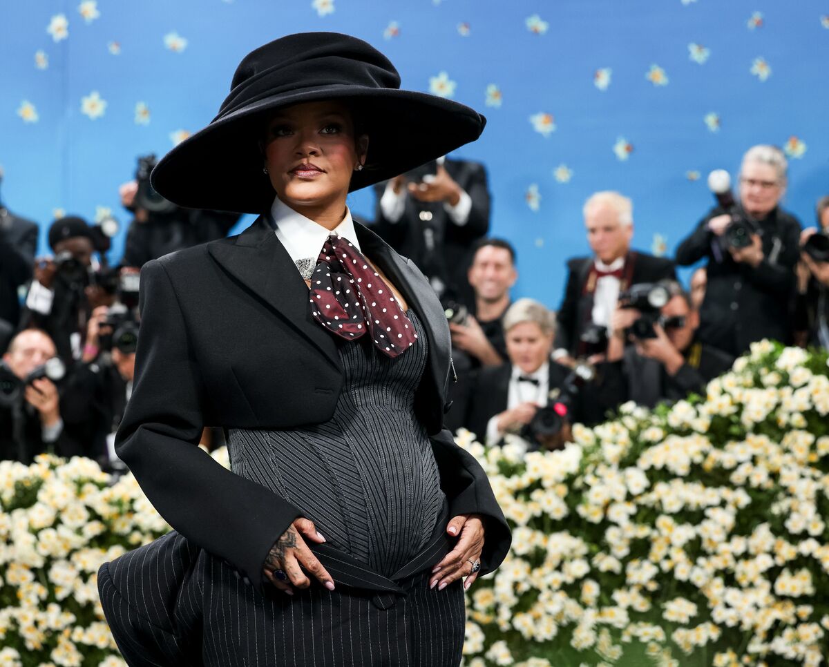 Met Gala 2025, da Rihanna col pancione a Madonna in smoking bianco: tutti i look delle star in passerella Met Gala 2025, da Rihanna col pancione a Madonna in smoking bianco: tutti i look delle star in passerella