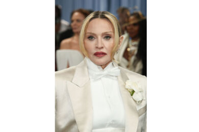 Met Gala 2025, da Rihanna col pancione a Madonna in smoking bianco: tutti i look delle star in passerella