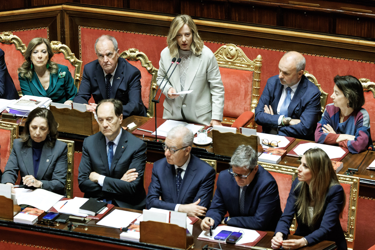 Meloni in Senato: “2% del Pil per la Difesa entro il 2025. Avanti su premierato e giustizia”. Bagarre con Renzi Meloni in Senato: “2% del Pil per la Difesa entro il 2025. Avanti su premierato e giustizia”. Bagarre con Renzi