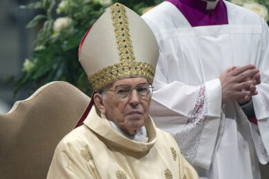 Conclave, il cardinale Re disegna un Papa di mediazione. Dalla comunione al ritorno alla tradizione: i compiti del prossimo pontificato