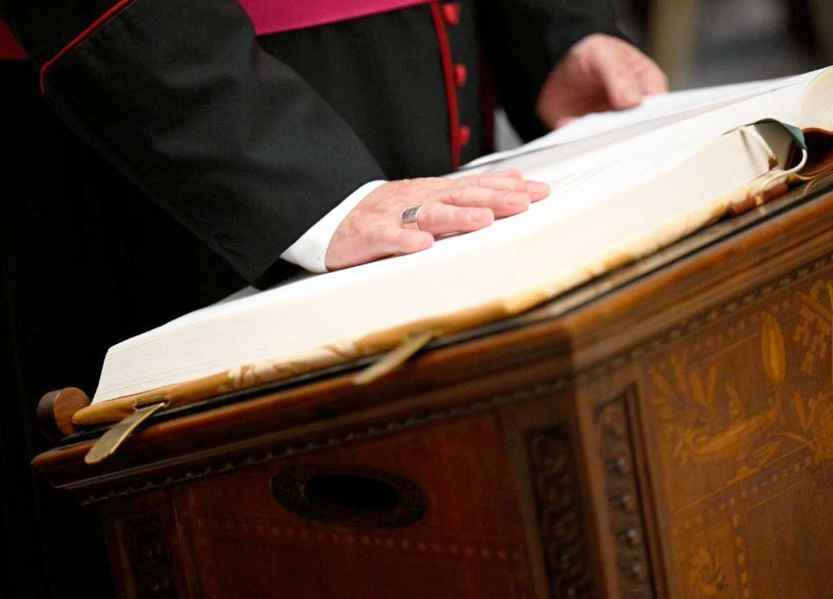 Conclave, tra ritardi e lotta di potere. Il giallo sulla distruzione dell’anello di Francesco