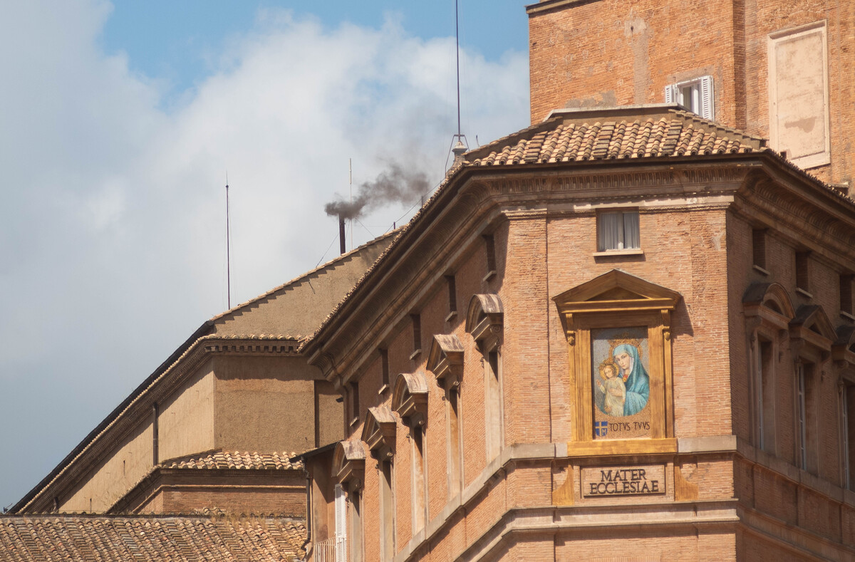 Conclave, problemi con il latino e omelie “infinite”. Ecco perché la prima fumata è arrivata in ritardo di due ore Conclave, problemi con il latino e omelie “infinite”. Ecco perché la prima fumata è arrivata in ritardo di due ore