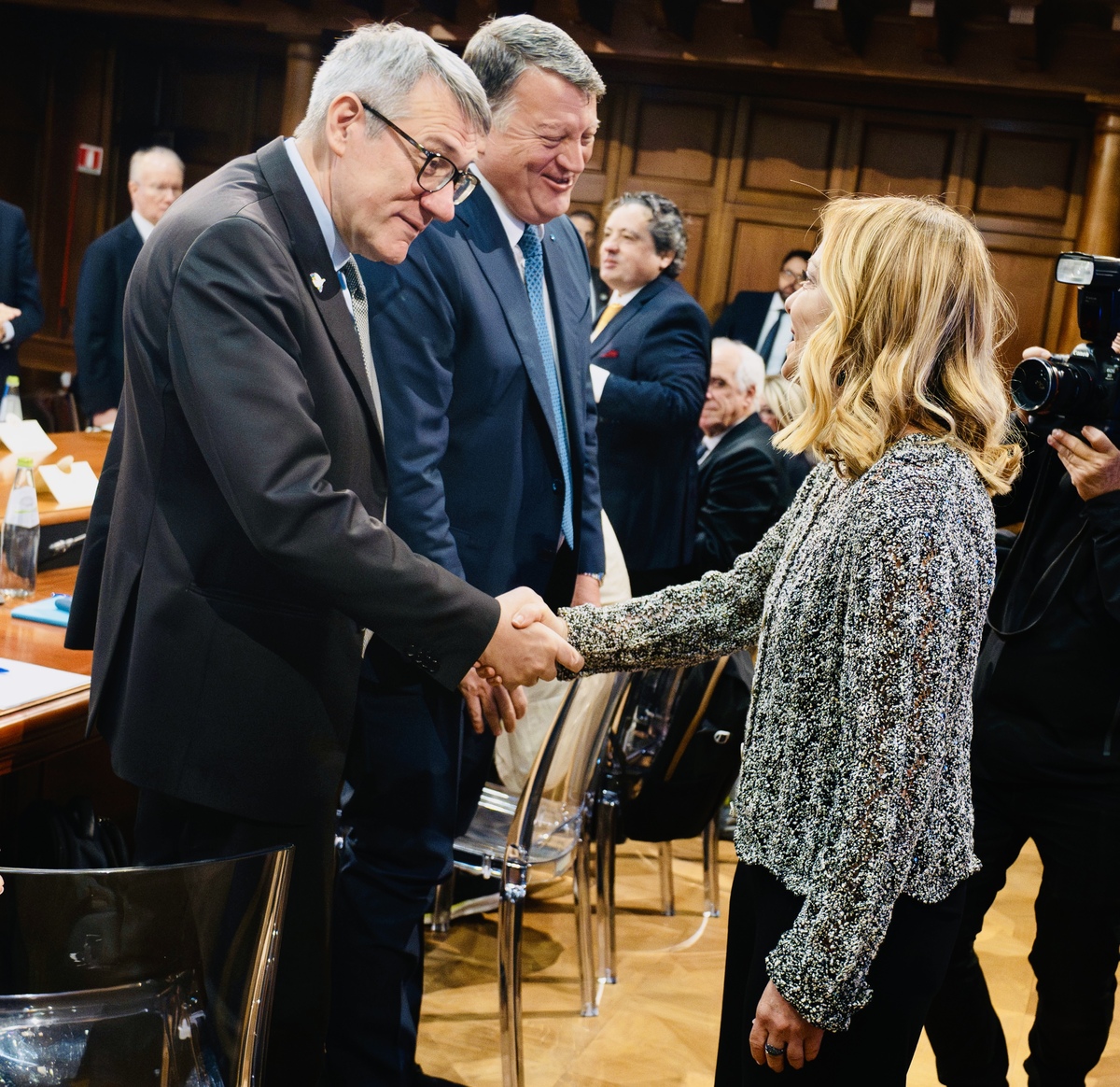 Lavoro, pace fatta tra governo e sindacati? Ecco come Meloni ha ritrovato la sintonia con Landini (CGIL) irritando il Pd di Schlein Lavoro, pace fatta tra governo e sindacati? Ecco come Meloni ha ritrovato la sintonia con Landini (CGIL) irritando il Pd di Schlein