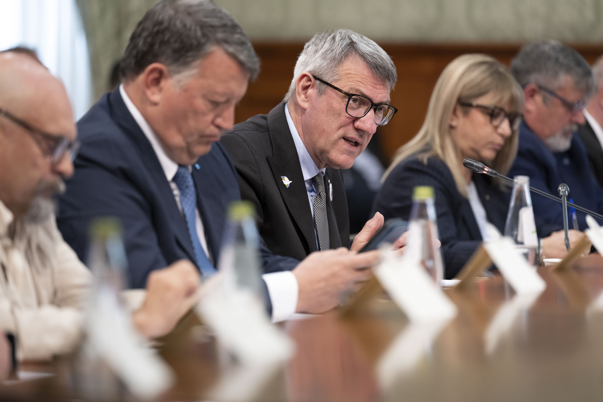 Lavoro, pace fatta tra governo e sindacati? Ecco come Meloni ha ritrovato la sintonia con Landini (CGIL) irritando il Pd di Schlein Lavoro, pace fatta tra governo e sindacati? Ecco come Meloni ha ritrovato la sintonia con Landini (CGIL) irritando il Pd di Schlein