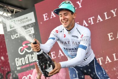 Giro d’Italia, Landa si ritira e Pedersen prima maglia rosa. Roglic vs Ayuso in quota per la vittoria finale. E Tiberi…