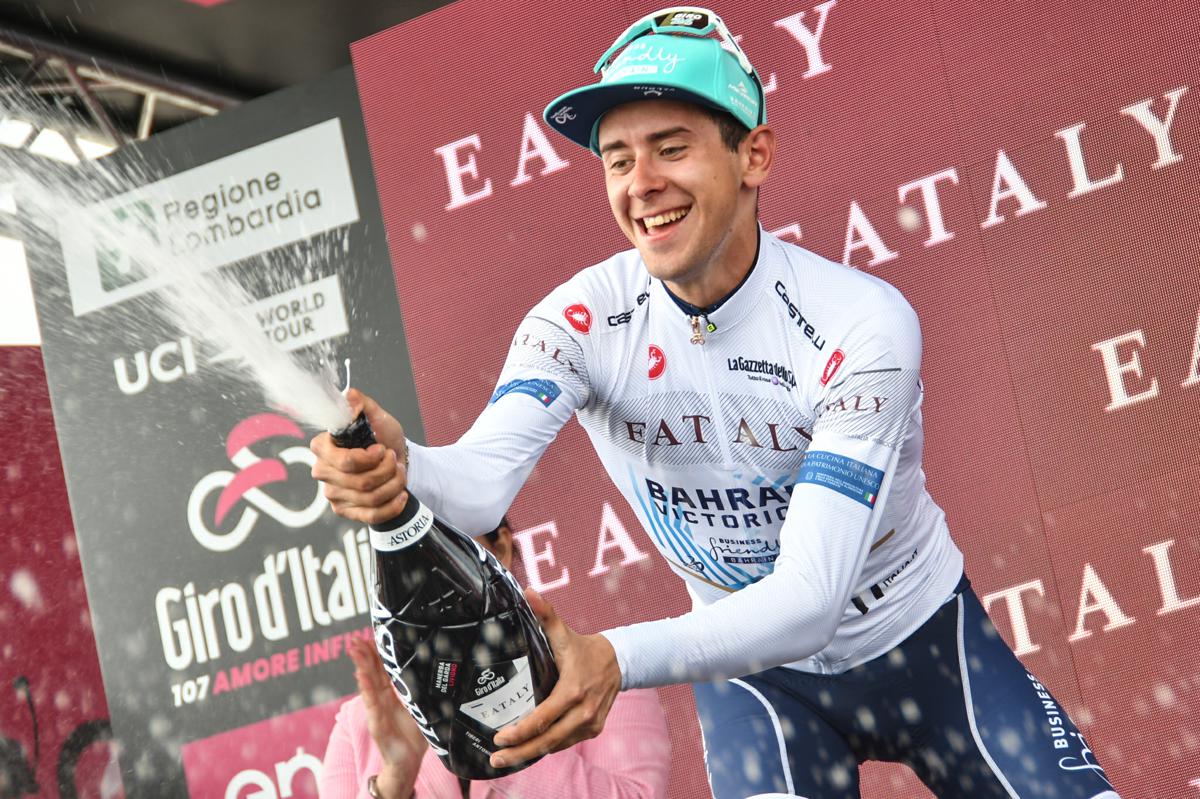 Giro d’Italia, Landa si ritira e Pedersen prima maglia rosa. Roglic vs Ayuso in quota per la vittoria finale. E Tiberi… Giro d’Italia, Landa si ritira e Pedersen prima maglia rosa. Roglic vs Ayuso in quota per la vittoria finale. E Tiberi…
