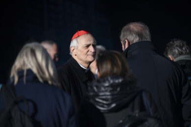 Zuppi scherza con i giornalisti dopo l’elezione di Leone XIV: “Io Papa? Mai sperato. Prima lo scudetto del Bologna”- VIDEO