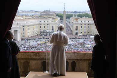 Papa Leone XIV invoca ancora la pace, l’appello da piazza San Pietro: “Stop alla guerra. Cessi il fuoco a Gaza, in Ucraina e in Kashmir”