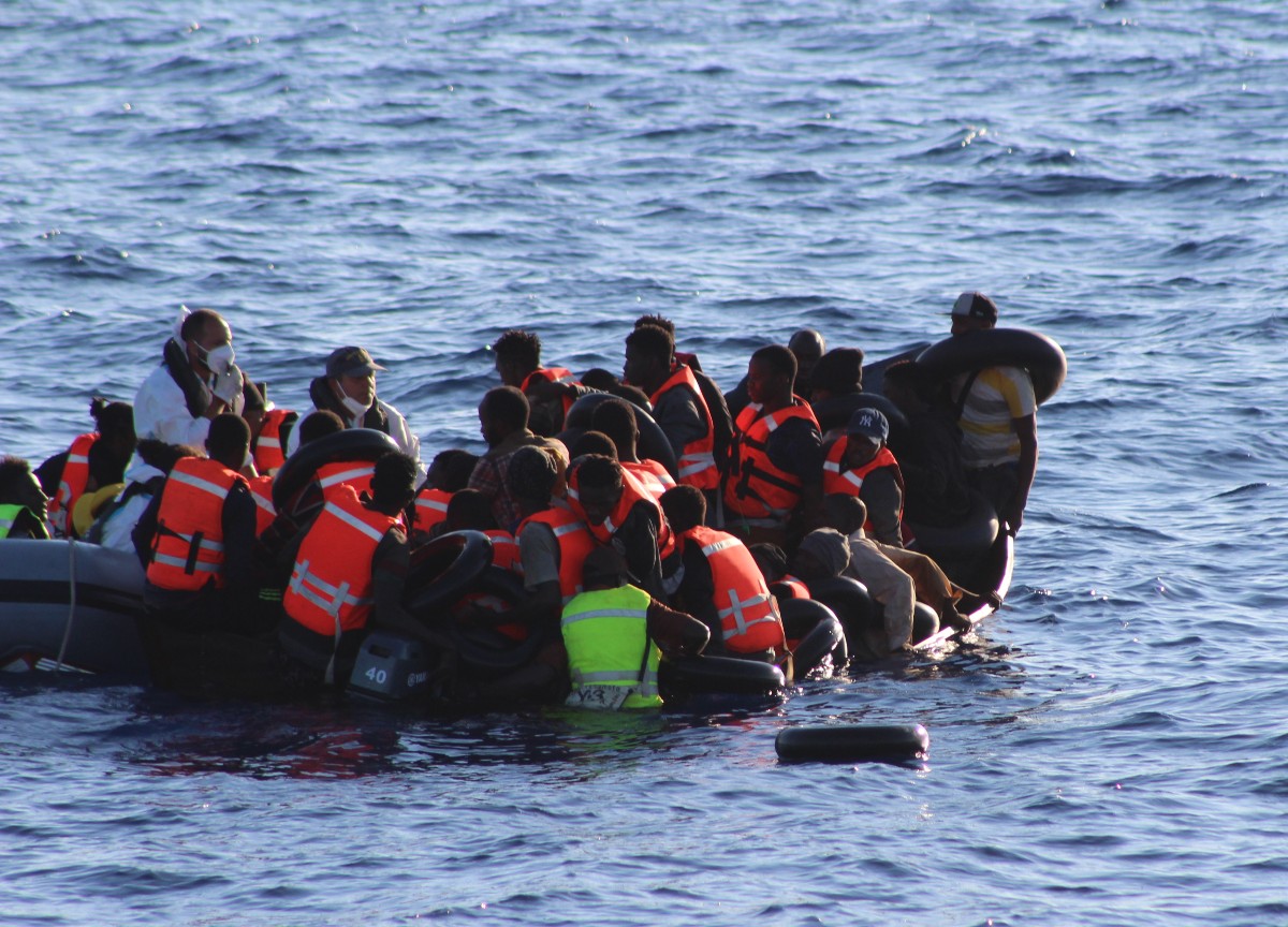 Migranti, gommone alla deriva. A Lampedusa recuperati tre cadaveri, anche due bimbi morti di fame e sete Migranti, gommone alla deriva. A Lampedusa recuperati tre cadaveri, anche due bimbi morti di fame e sete